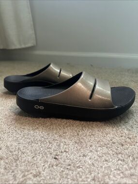 OOFOS Metallic Pewter Slide Sandals with Black Sole